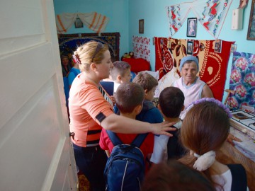 Vârstnicii din Medgidia au primit alimente şi haine de la elevi